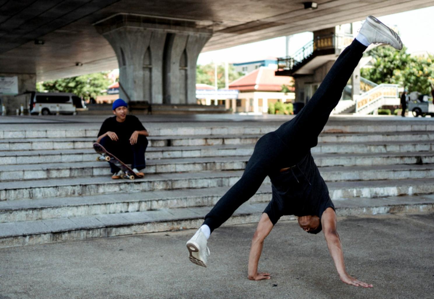 Session de yoga adaptée aux espaces de travail contemporains