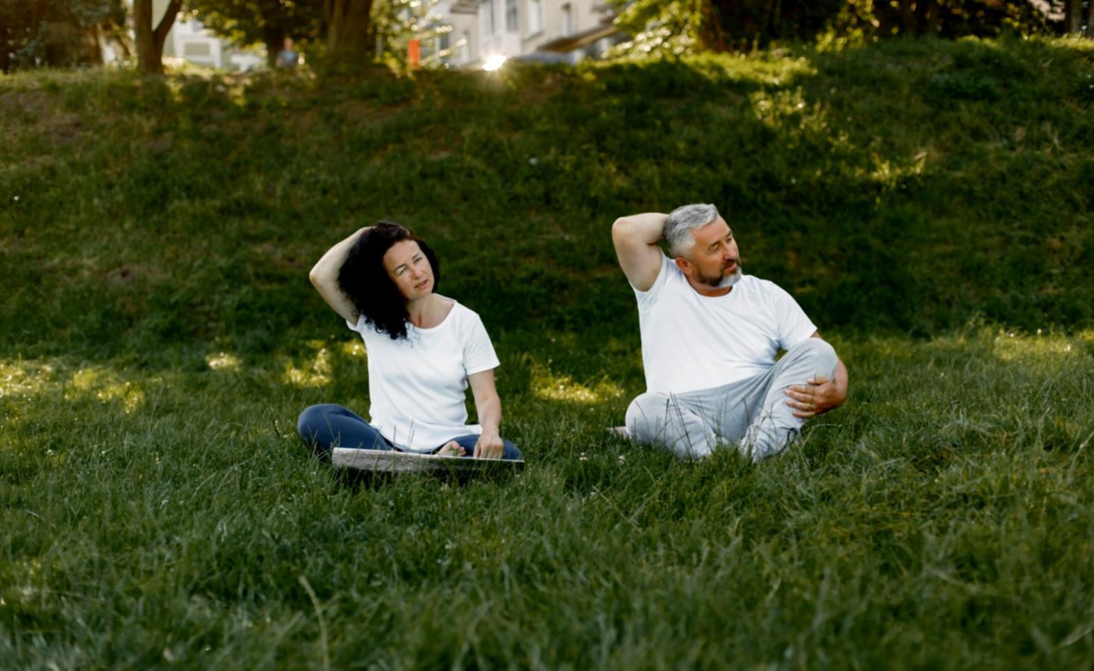 Séance de yoga en entreprise dans un espace de bureau aménagé